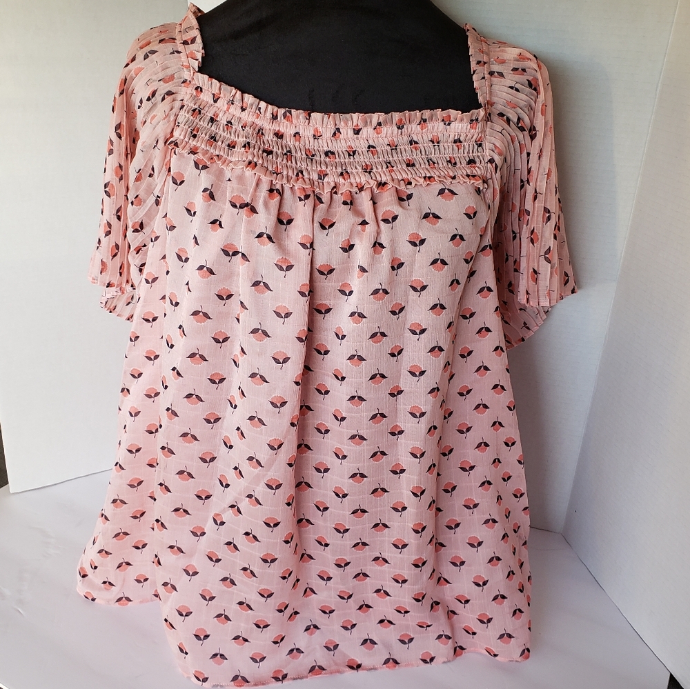 Flowey, Feminine Ann Taylor top in a pretty peach floral pattern. Women's sz XL